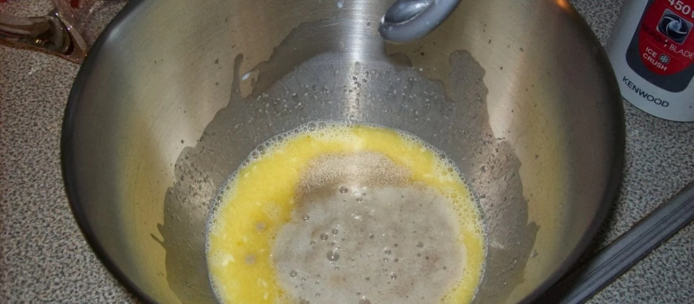 Γεμίζει ένα μπολ με αλάτι και ζάχαρη και βάζει μέσα 4 αυγά - Δεν μπορείτε να φανταστείτε το λόγο